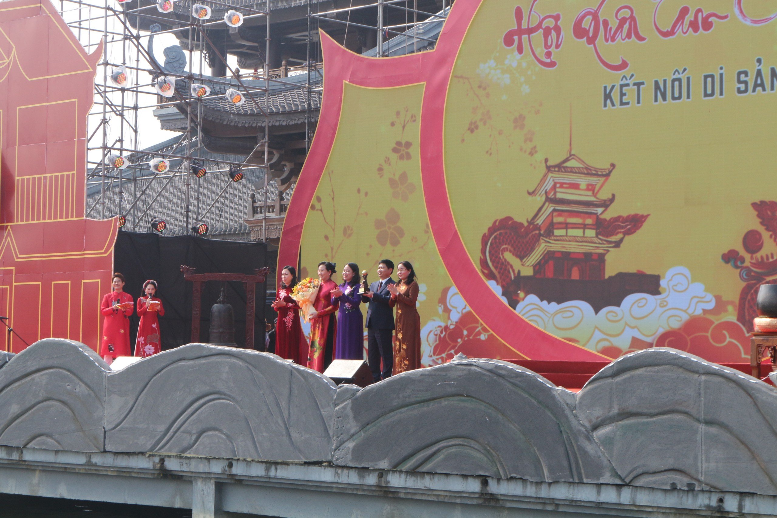 Nghìn người chen chân dự khai hội chùa Tam Chúc- Ảnh 4.