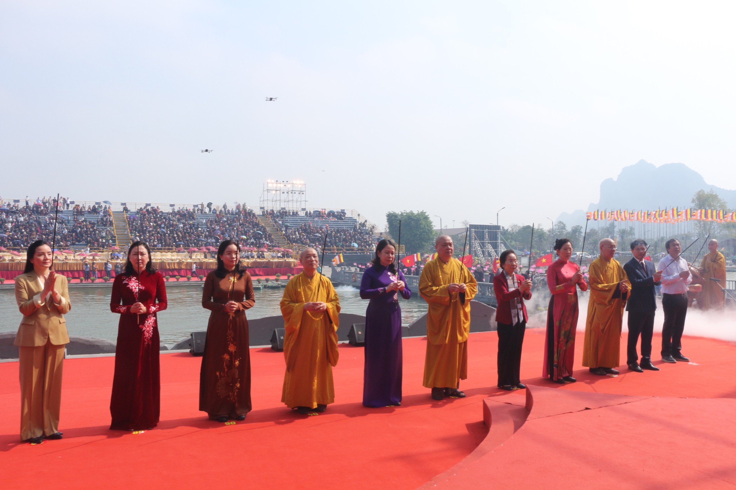 Nghìn người chen chân dự khai hội chùa Tam Chúc- Ảnh 1.