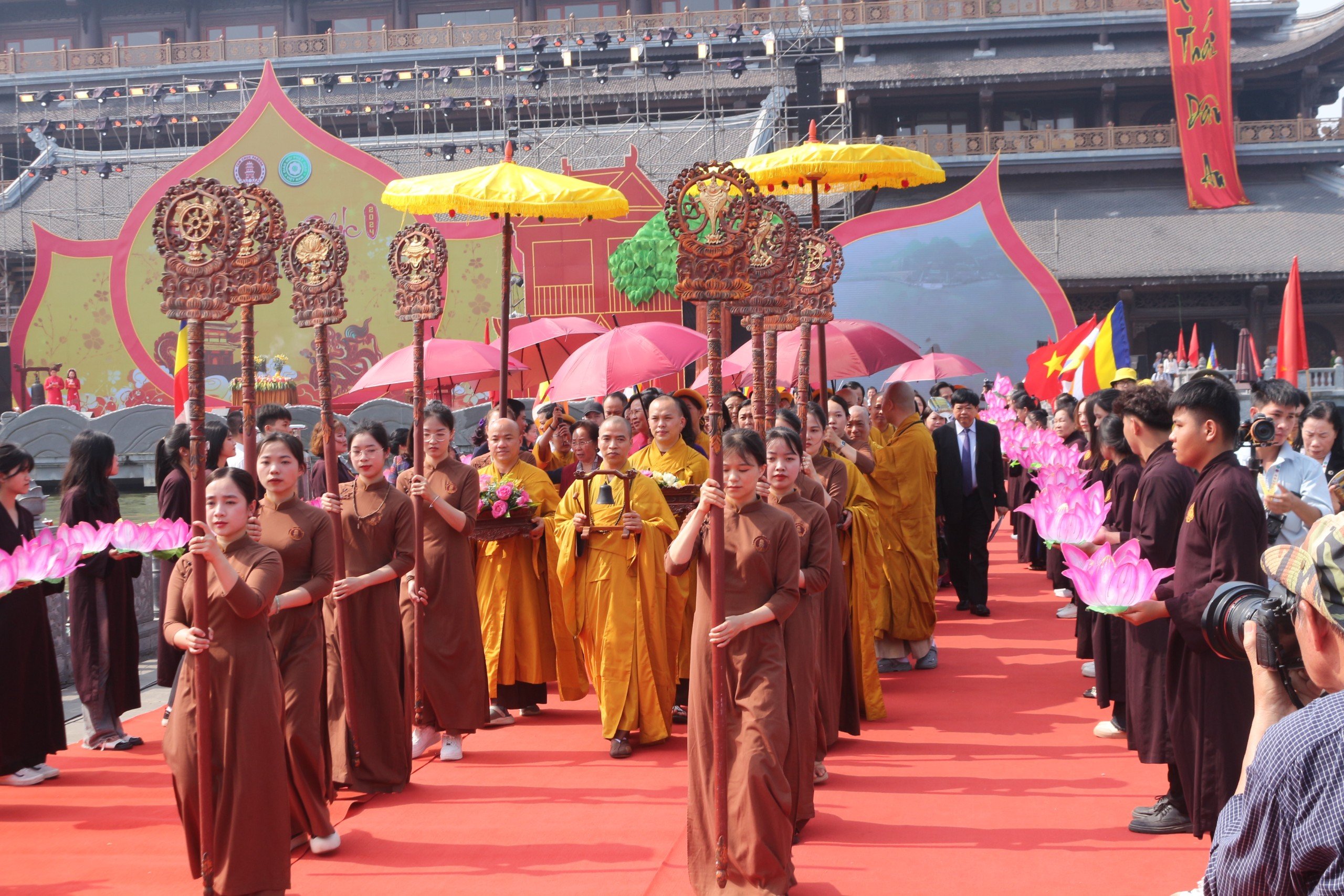Nghìn người chen chân dự khai hội chùa Tam Chúc- Ảnh 3.