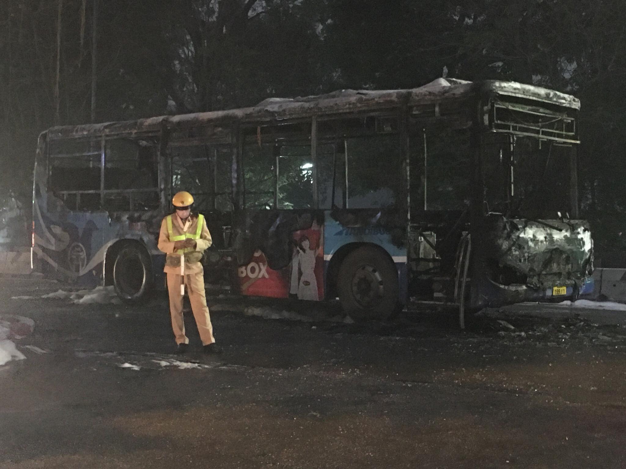 Xe buýt đang chạy bỗng cháy ngùn ngụt trên đường phố Hà Nội- Ảnh 2.