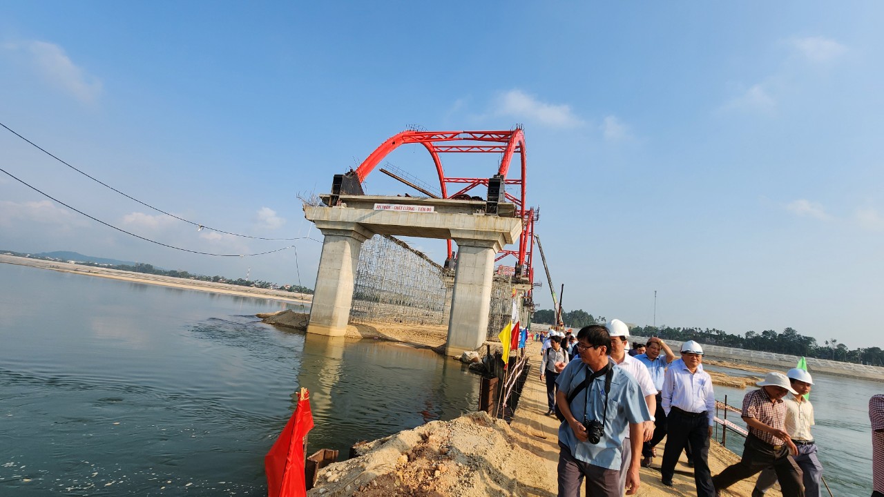 Cầu 850 tỷ bắc qua sông Trà Khúc còn nhiều điểm nghẽn cần tháo gỡ- Ảnh 12.