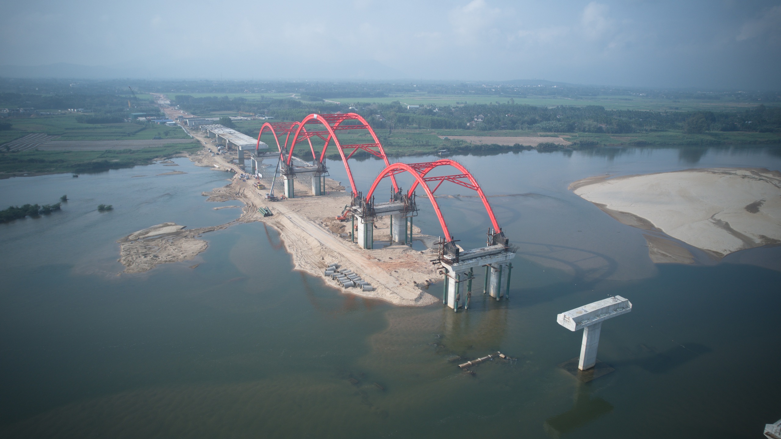 Cầu 850 tỷ bắc qua sông Trà Khúc còn nhiều điểm nghẽn cần tháo gỡ- Ảnh 2.