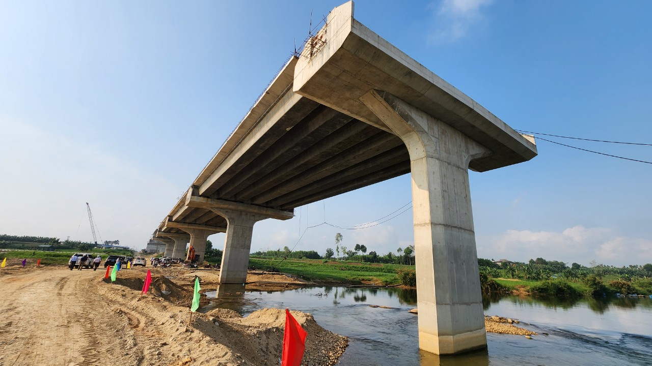 Cầu 850 tỷ bắc qua sông Trà Khúc còn nhiều điểm nghẽn cần tháo gỡ- Ảnh 5.