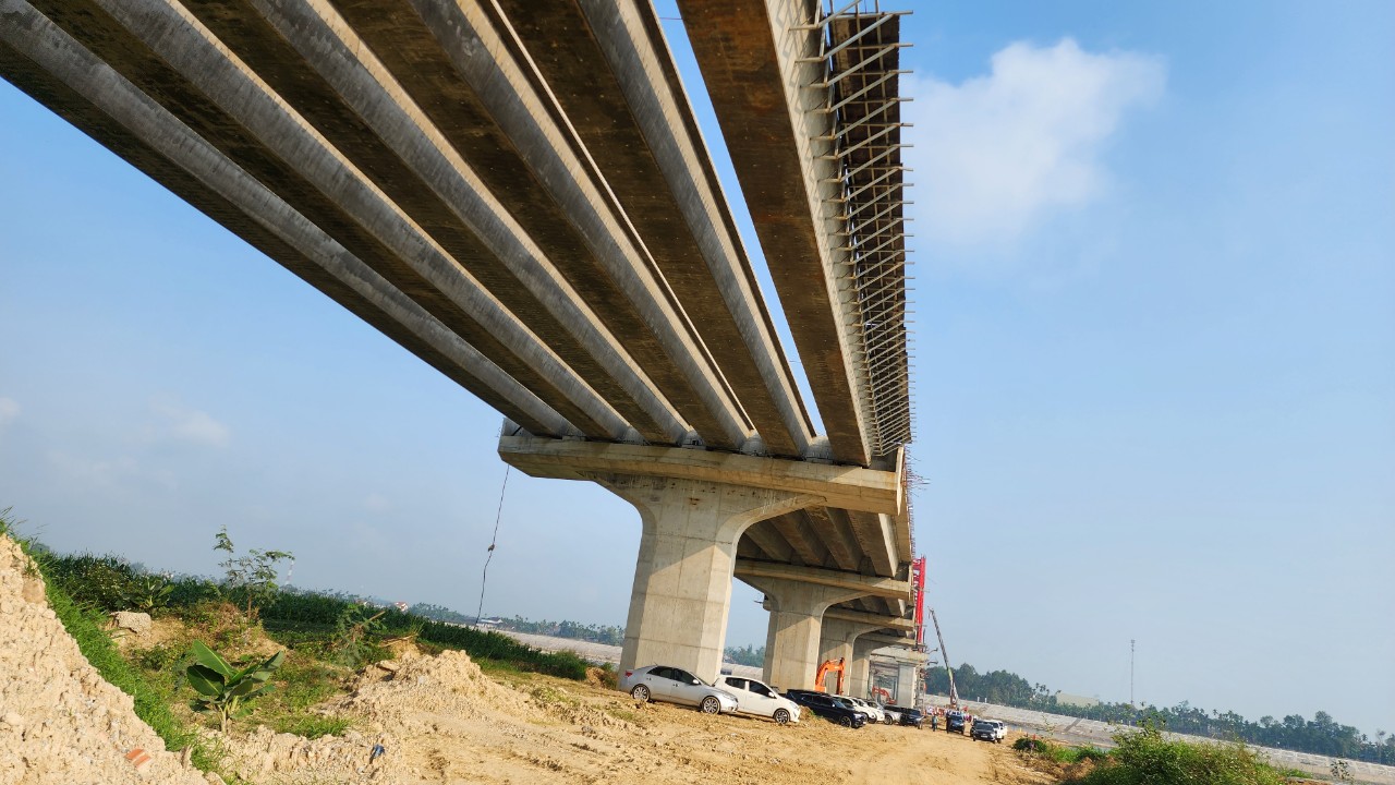 Cầu 850 tỷ bắc qua sông Trà Khúc còn nhiều điểm nghẽn cần tháo gỡ- Ảnh 7.