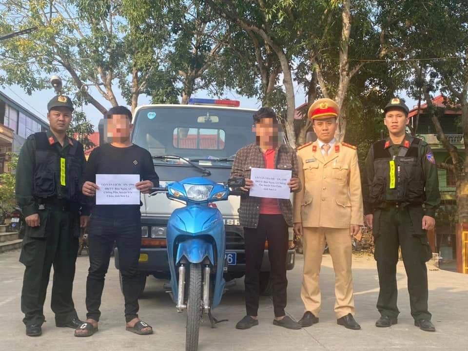 CSGT Sơn La xuyên đêm truy tìm hai thanh niên đánh võng trên quốc lộ 6- Ảnh 1.