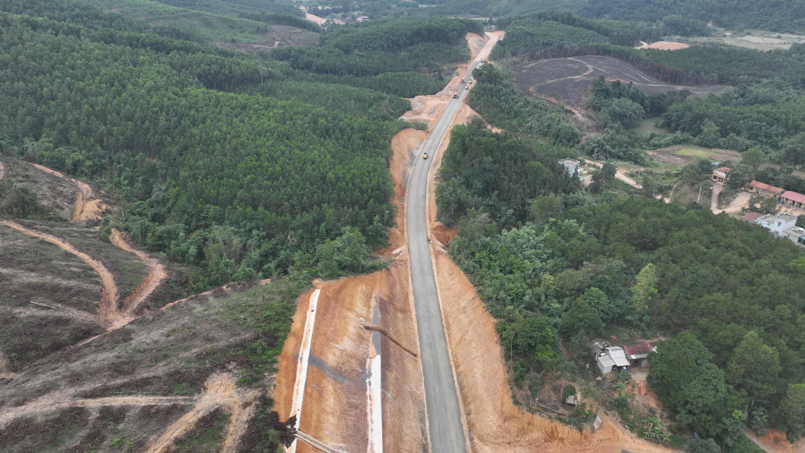 Bứt tốc thi công, đưa dự án đường nối Quảng Ninh - Lạng Sơn sớm về đích- Ảnh 1.