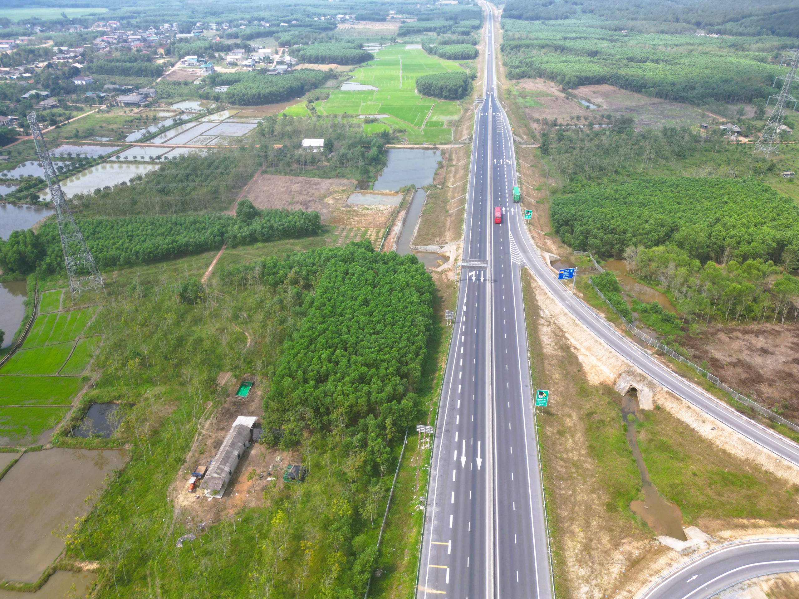 Sẽ thêm các đoạn xe được vượt trên cao tốc Cam Lộ - La Sơn- Ảnh 2.