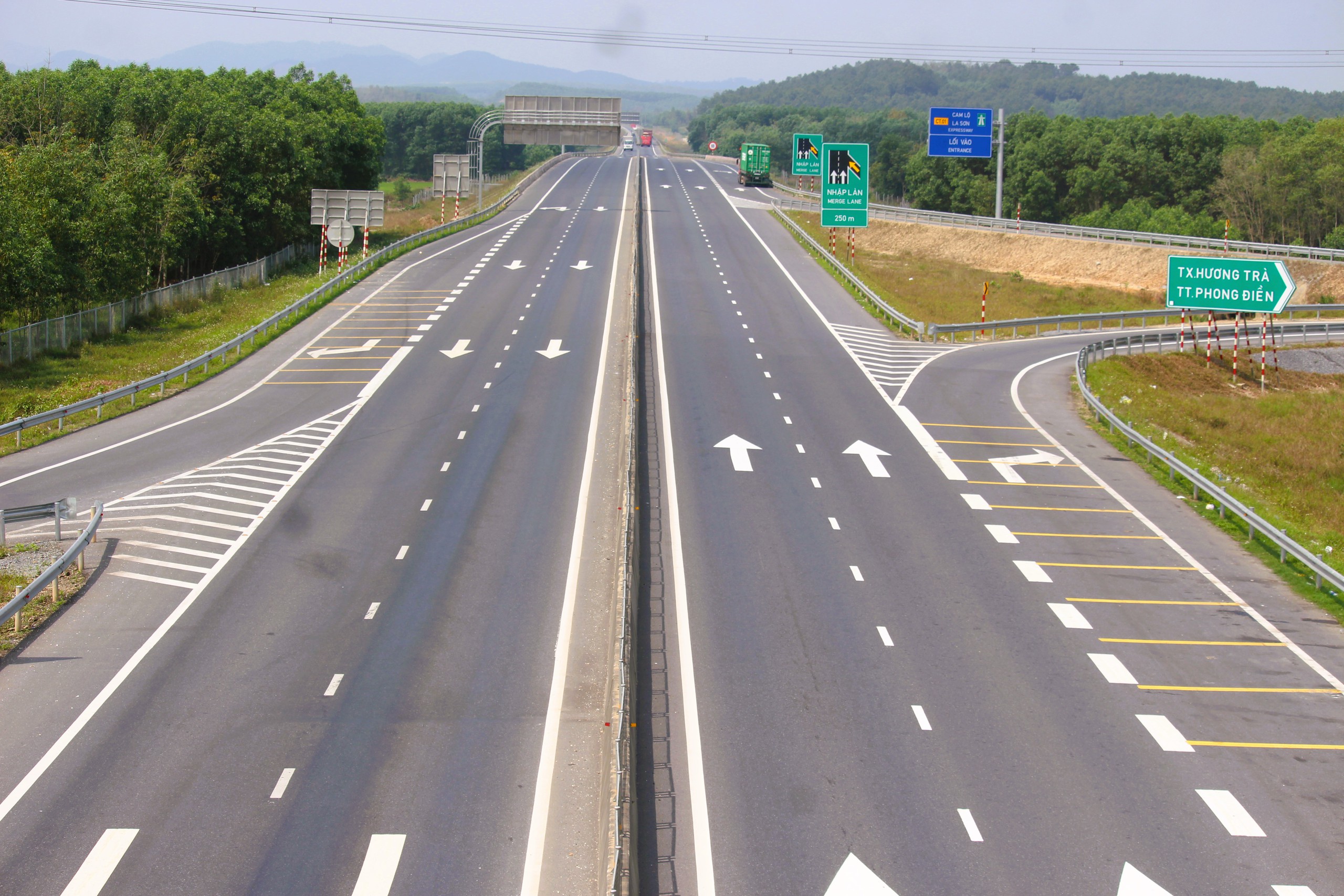 Sẽ thêm các đoạn xe được vượt trên cao tốc Cam Lộ - La Sơn- Ảnh 1.