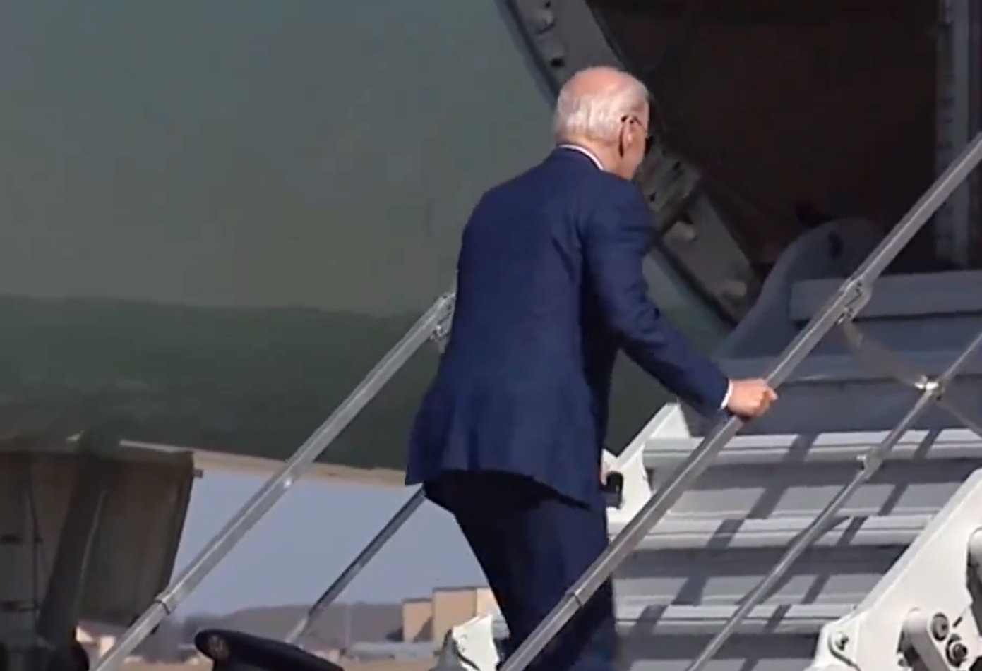 Tổng thống Biden liên tục vấp khi bước lên chuyên cơ- Ảnh 1.