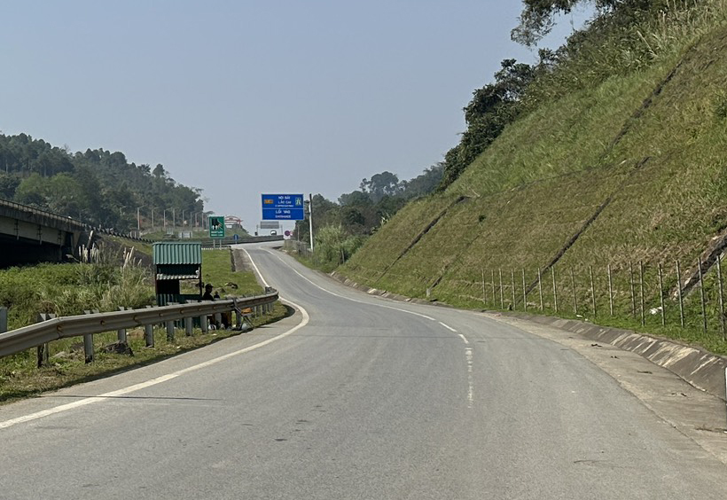 Đóng điểm đấu nối cao tốc Nội Bài - Lào Cai sau vụ 4 người tử vong- Ảnh 2.