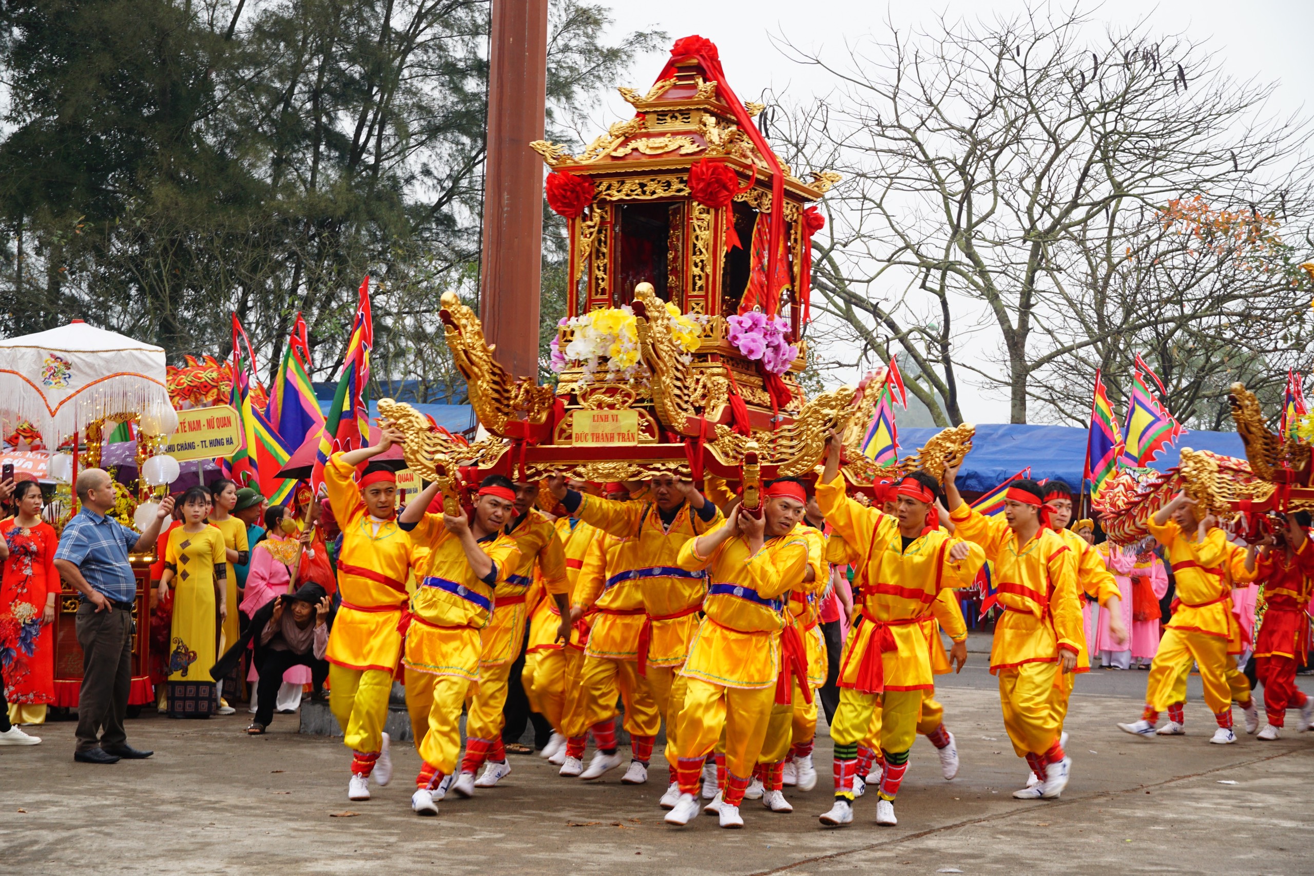 Hàng vạn người đổ về dự lễ khai hội đền Trần Thái Bình- Ảnh 1.