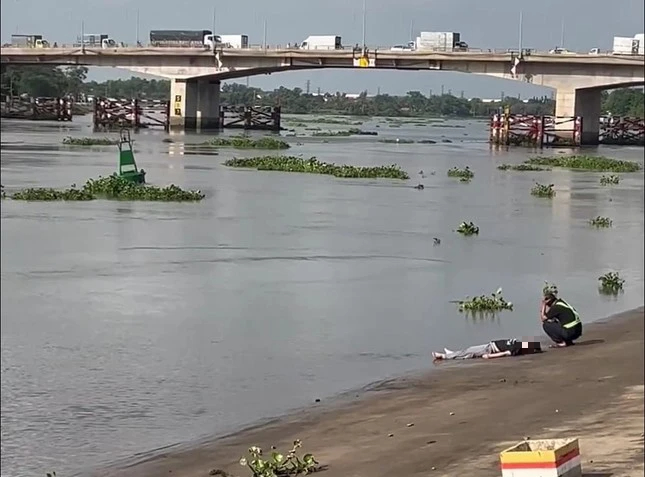 Dừng xe nhảy xuống sông Sài Gòn, cô gái được người đàn ông cứu sống- Ảnh 1.