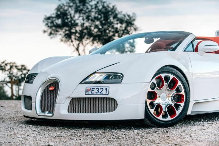 Bugatti Veyron 2012 phiên bản rồng chốt giá hơn 42 tỷ đồng
