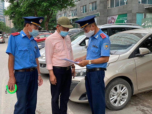 Hà Nội: Gần 100 điểm trông giữ xe bị xử phạt- Ảnh 1.