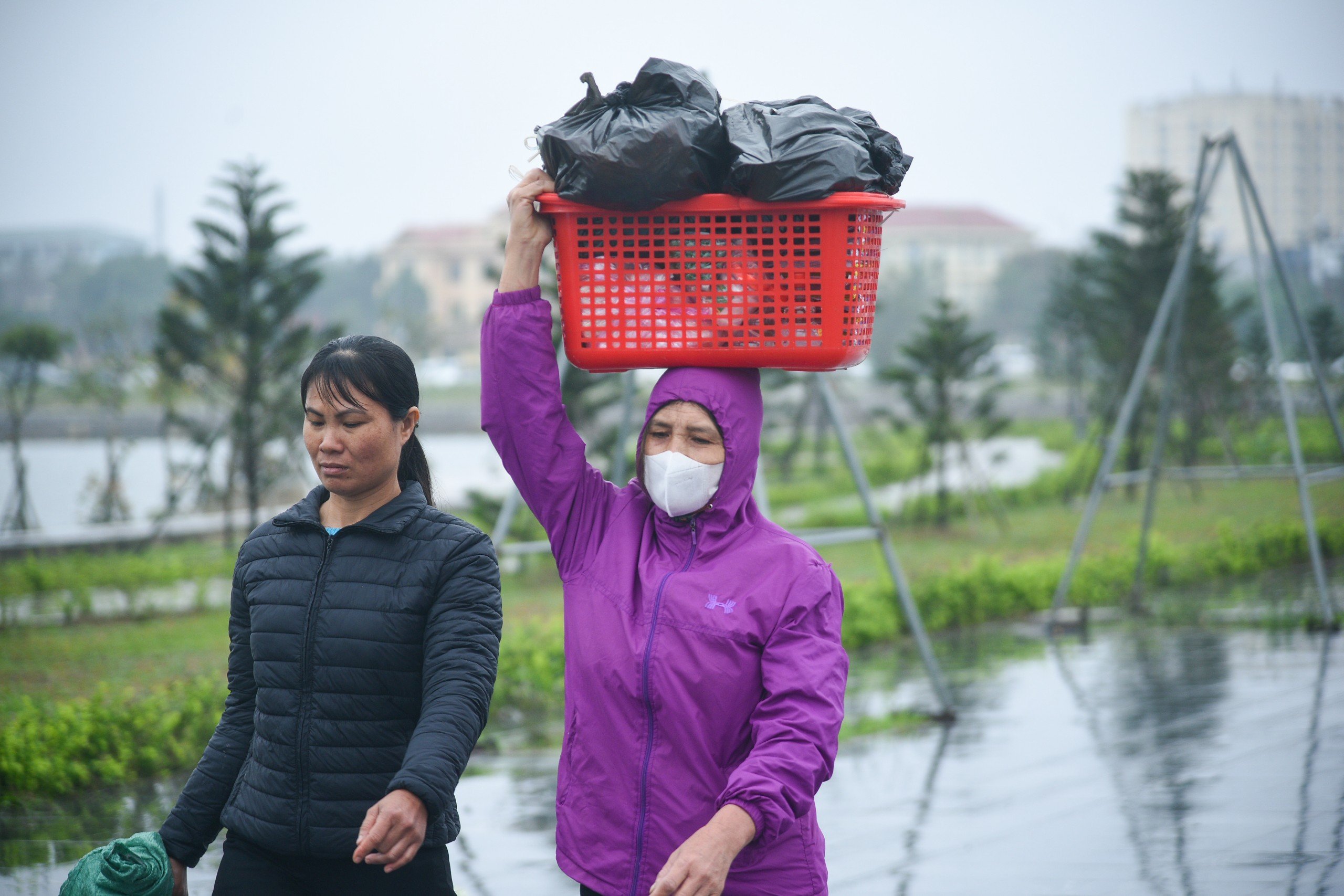 Người dân đội mưa về đền Trần trước giờ khai ấn- Ảnh 6.