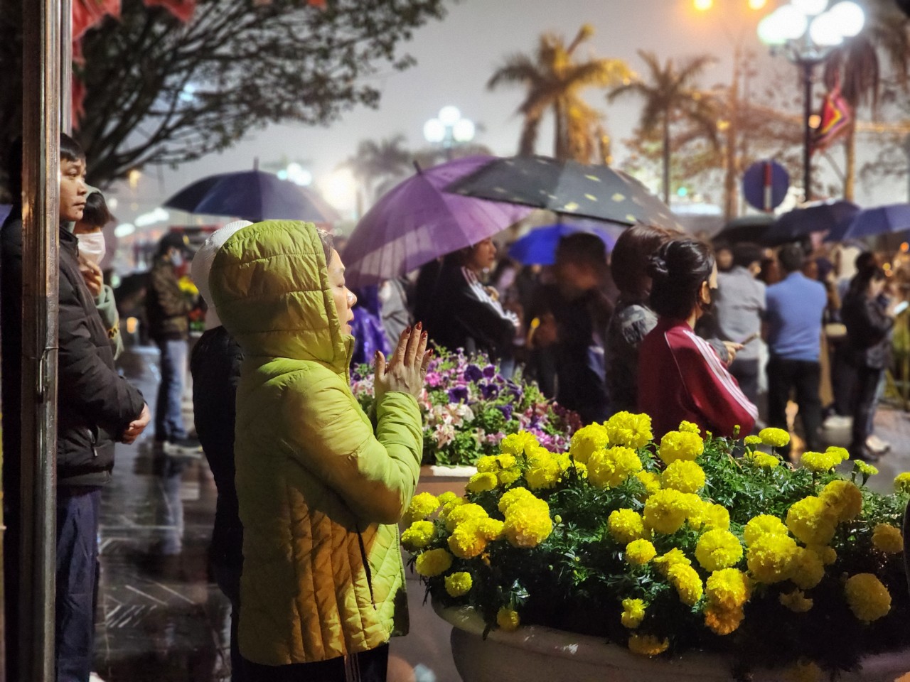 Khai ấn đền Trần 2024: Công an lắp rào chắn, người dân vái vọng dưới mưa - Ảnh 5.