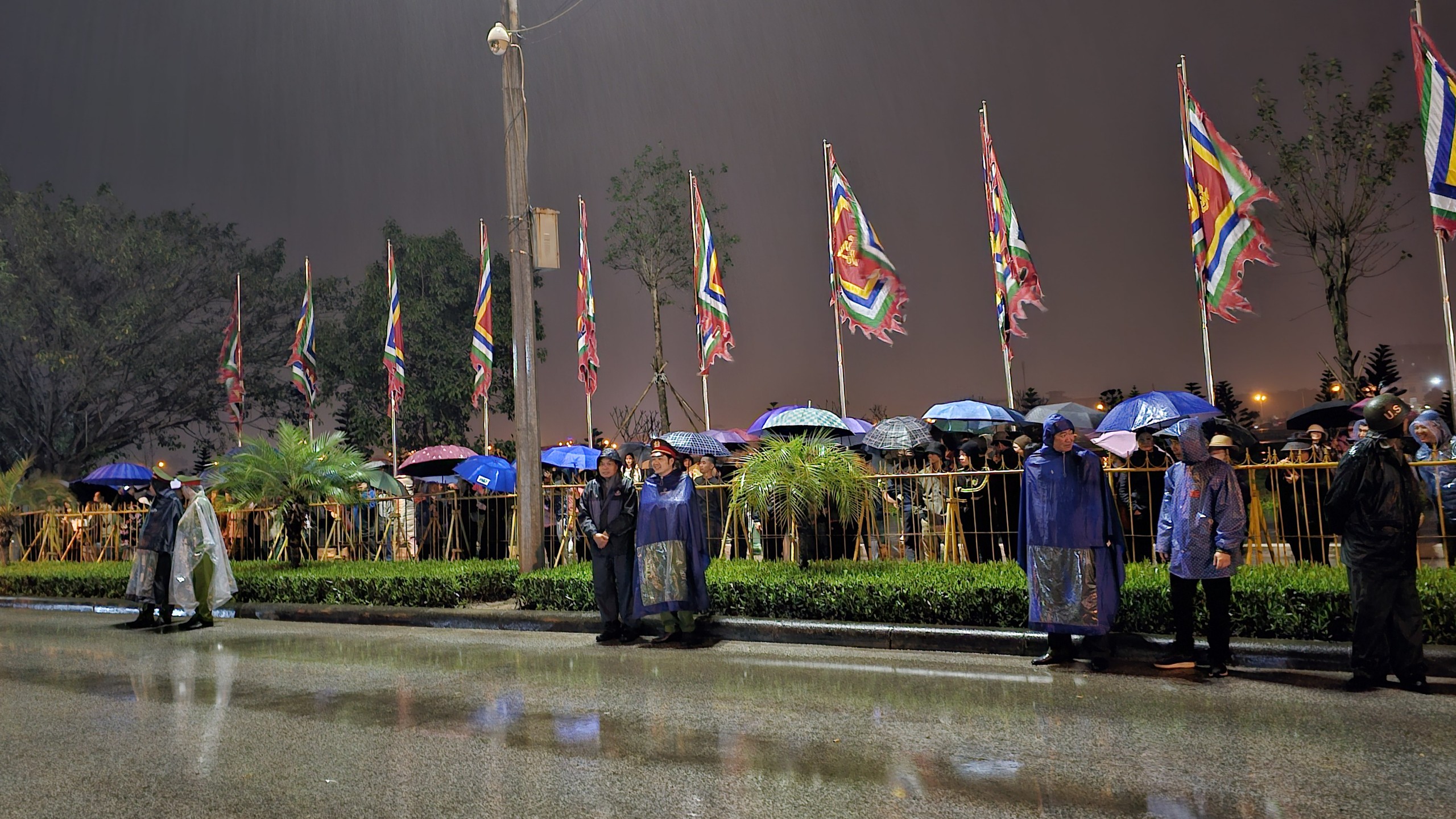 Khai ấn đền Trần 2024: Công an lắp rào chắn, người dân vái vọng dưới mưa - Ảnh 14.