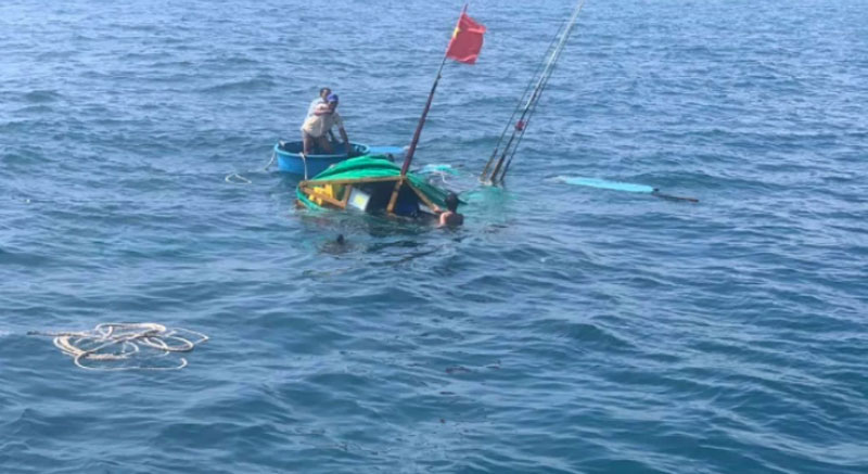 Vụ va chạm giữa tàu hàng với tàu cá tại Quảng Ngãi làm 1 người chết, 3 người bị thương và 2 người còn đang mất tích.