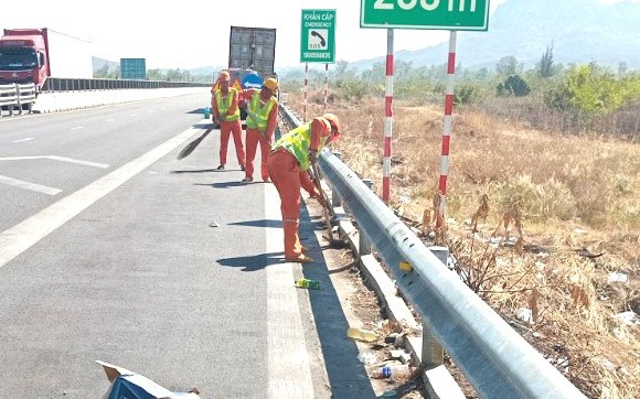 Công nhân tuần đường đội nắng dọn rác trên cao tốc Vĩnh Hảo - Phan Thiết