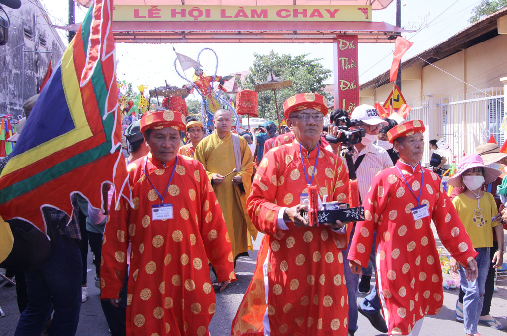 Hàng nghìn người đổ về lễ hội Làm Chay ở Long An, giao thông ùn tắc- Ảnh 1.