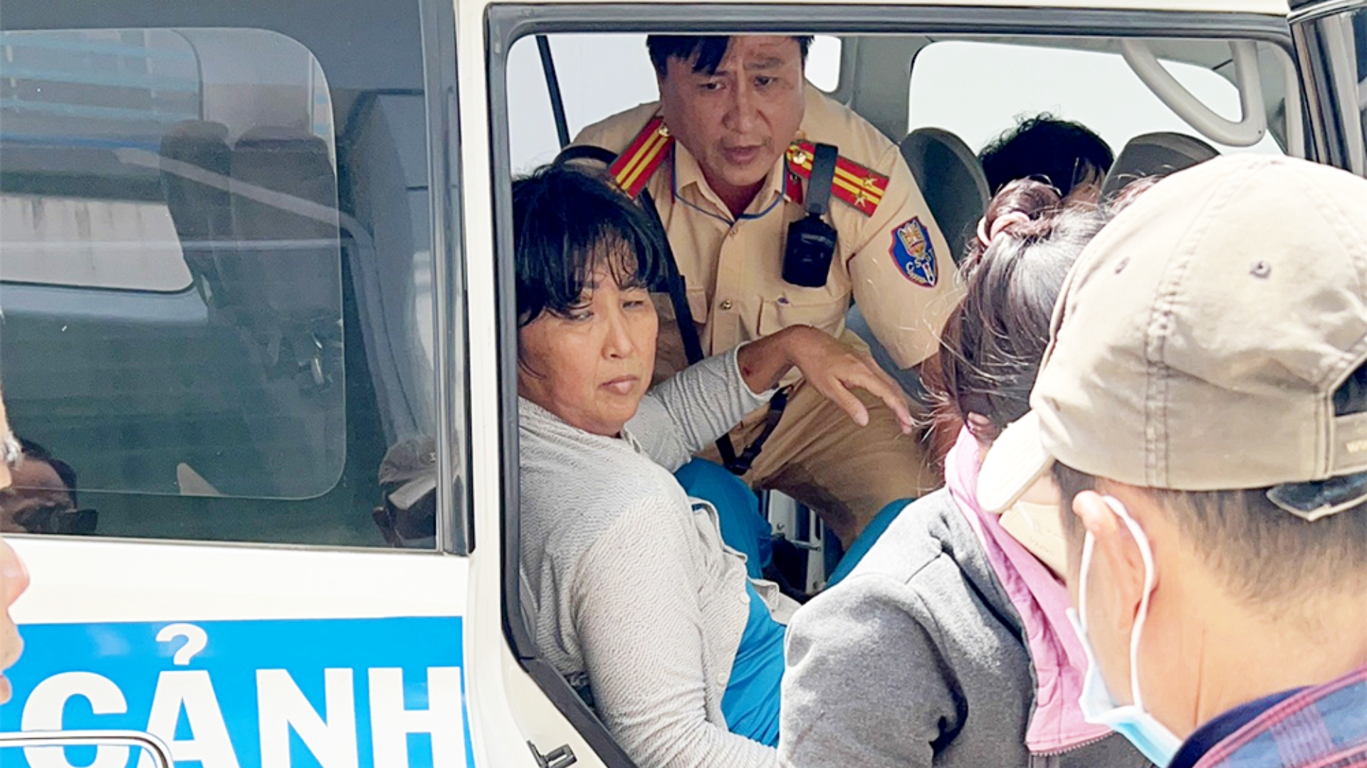 CSGT An Giang dùng xe đặc chủng đưa người phụ nữ ngất trên đường đi cấp cứu- Ảnh 1.