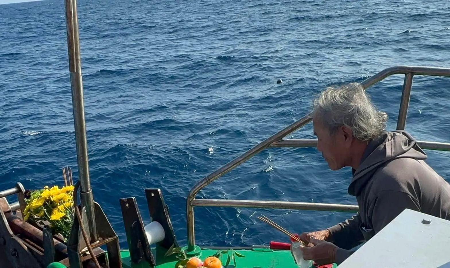 Chìm tàu cá ở Quảng Ngãi: Nỗ lực tìm kiếm 2 ngư dân mất tích- Ảnh 3.