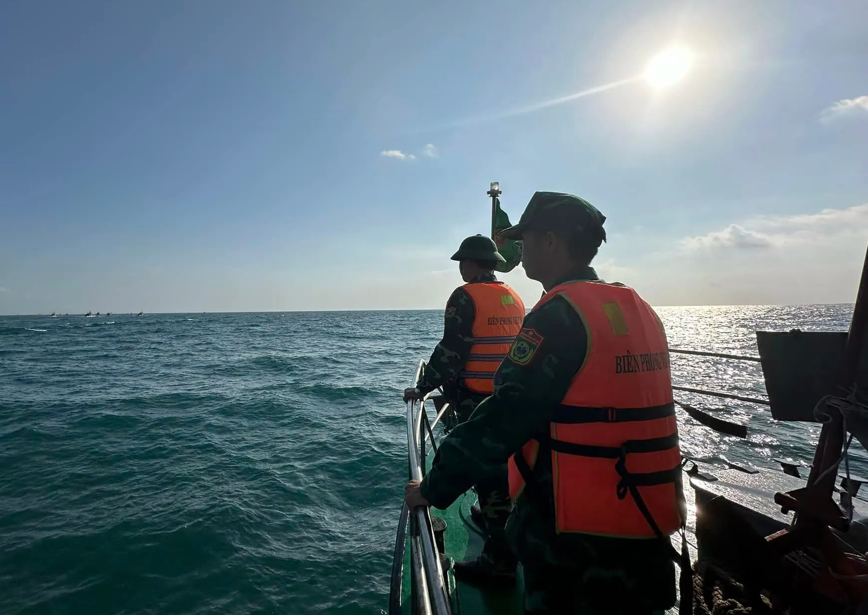 Chìm tàu cá ở Quảng Ngãi: Nỗ lực tìm kiếm 2 ngư dân mất tích- Ảnh 1.