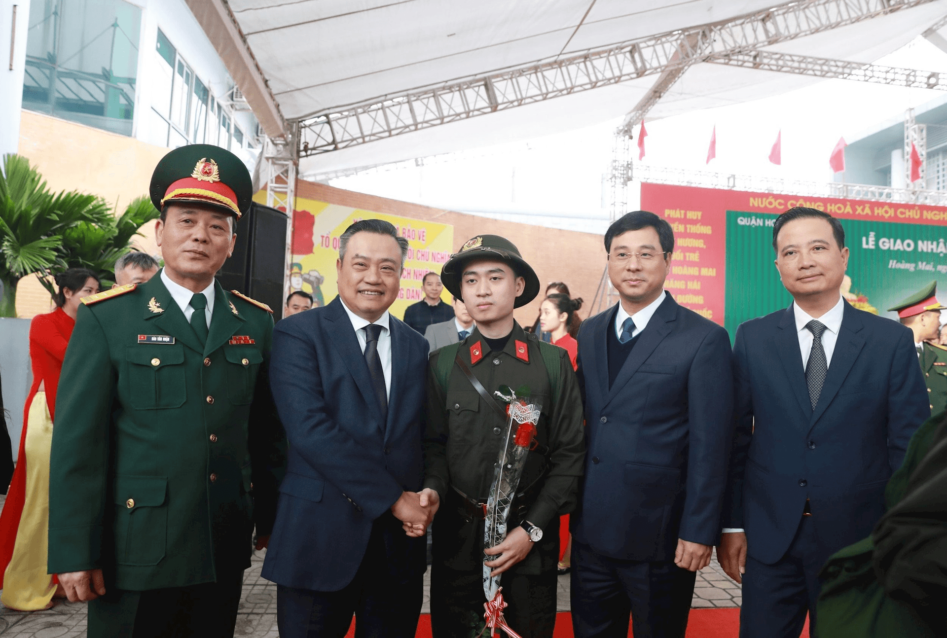 Đại tướng Lương Cường, lãnh đạo Hà Nội động viên tân binh lên đường nhập ngũ- Ảnh 5.