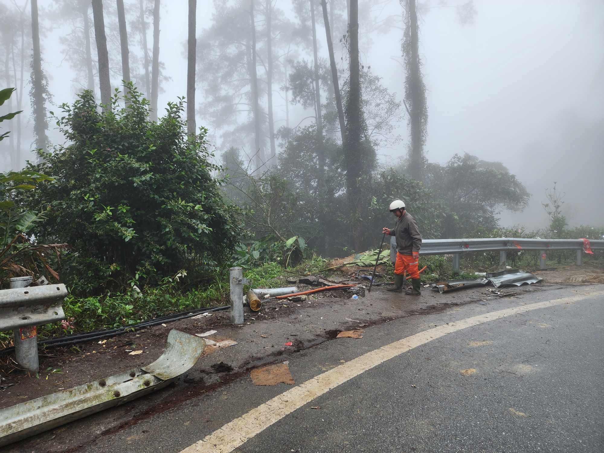 Xe khách mất phanh ở Tam Đảo: Hộ lan và cây rừng ngăn tai nạn thảm khốc- Ảnh 2.