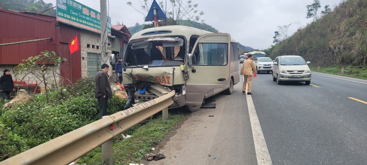 Tai nạn ở Lạng Sơn: Xe khách tự đâm vào hộ lan, 6 người bị thương- Ảnh 2.