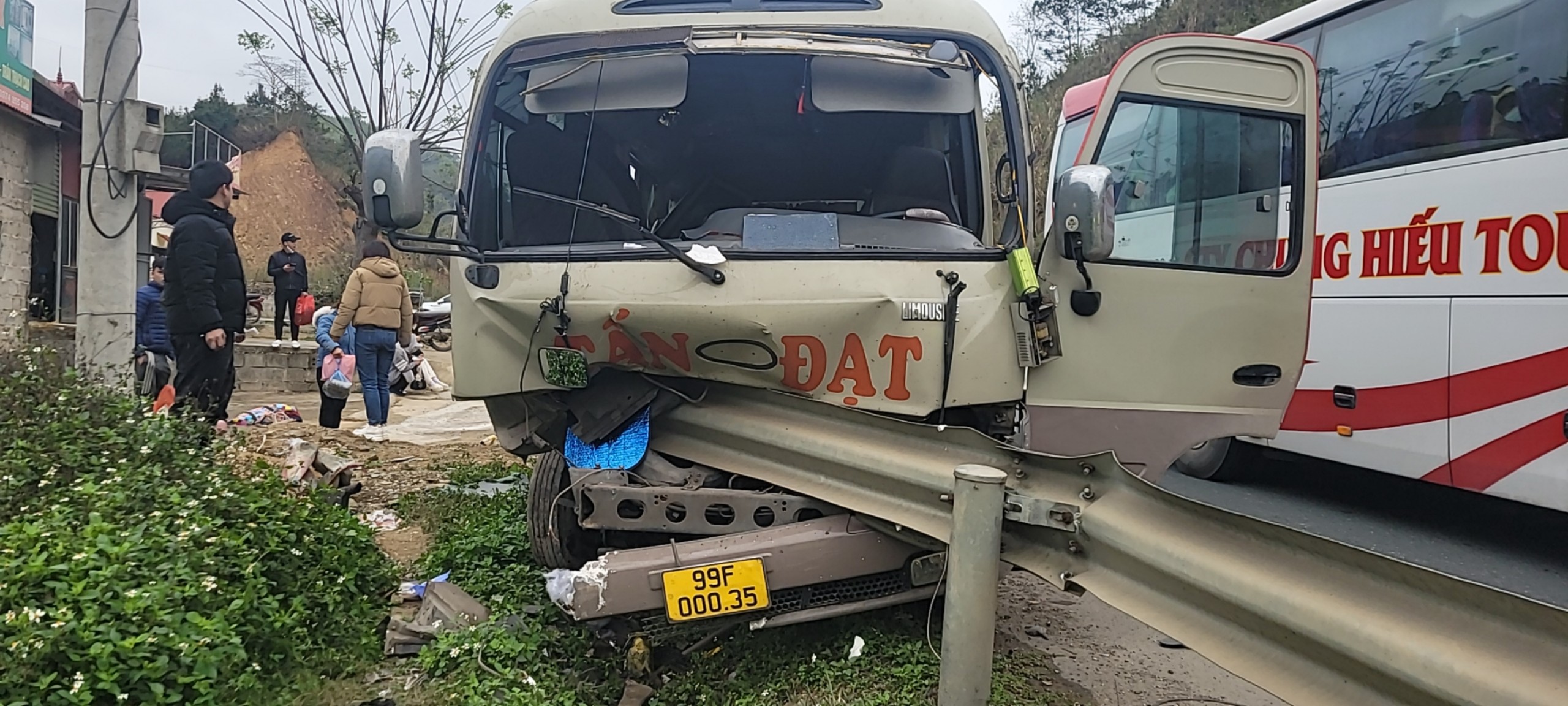 Tai nạn ở Lạng Sơn: Xe khách tự đâm vào hộ lan, 6 người bị thương- Ảnh 1.