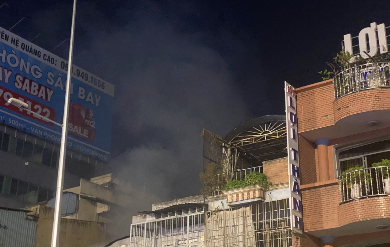 Cháy lớn trên phố đồ gỗ gần cửa ngõ sân bay Tân Sơn Nhất- Ảnh 2.