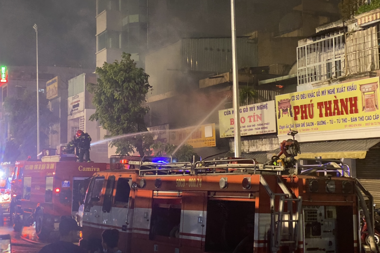 Cháy lớn trên phố đồ gỗ gần cửa ngõ sân bay Tân Sơn Nhất- Ảnh 1.