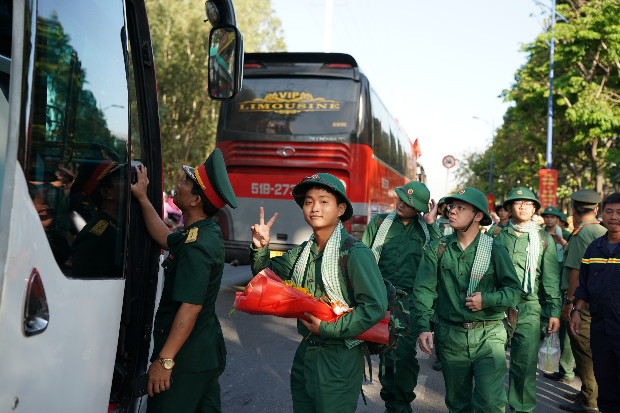 Hình ảnh xúc động trong ngày tiễn các tân binh lên đường nhập ngũ- Ảnh 17.