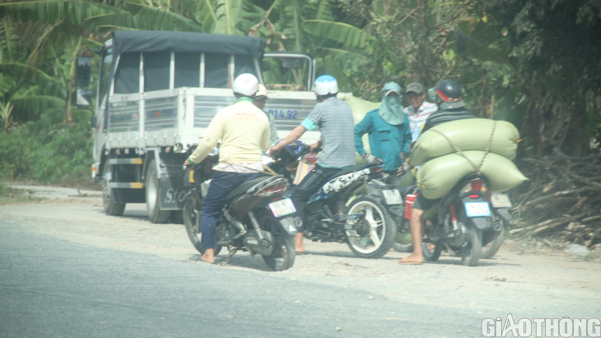 Đường sụt lún ô tô không thể qua, nông dân Cà Mau thuê xe máy chở lúa ra điểm tập kết- Ảnh 10.