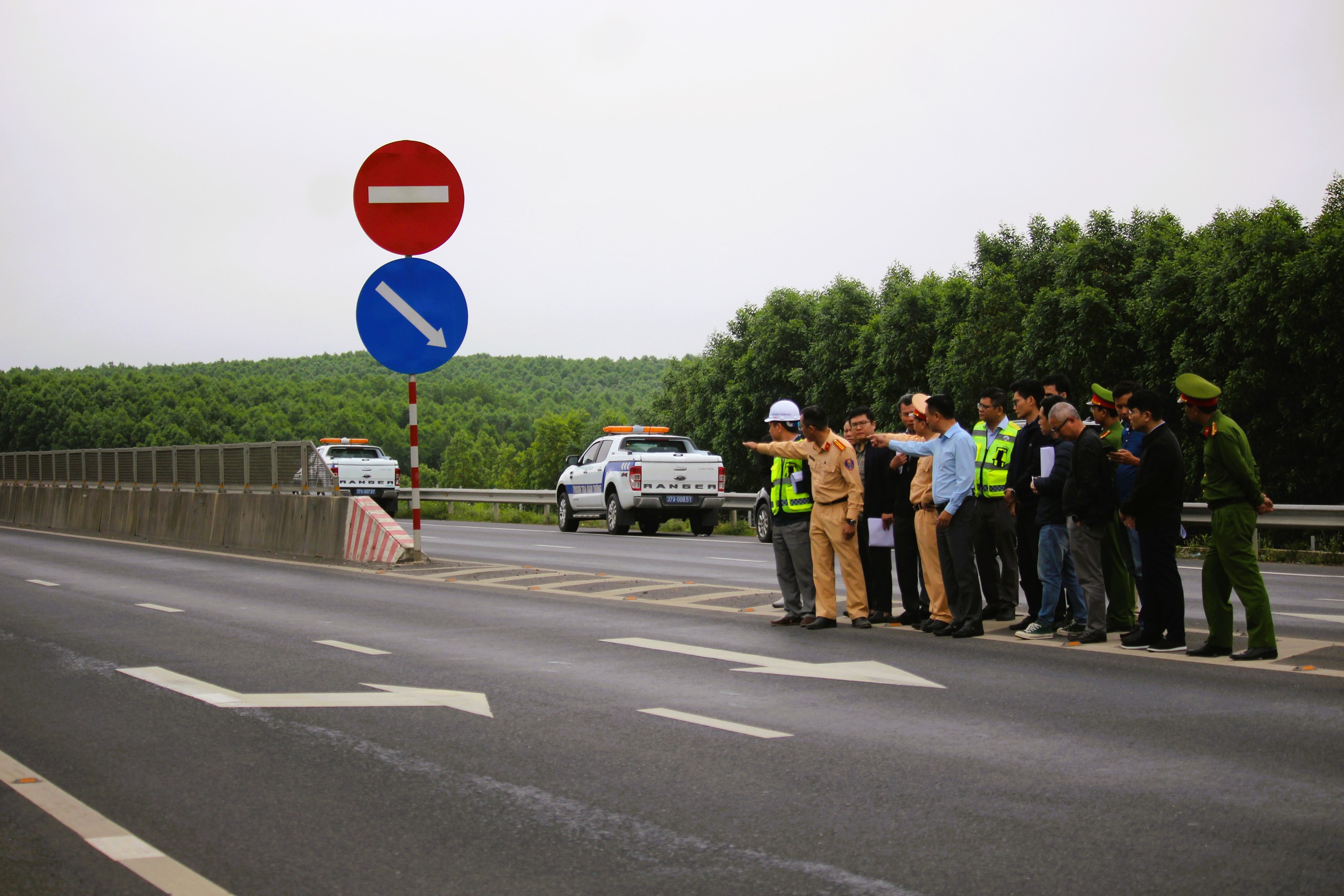 Đề xuất bổ sung nhiều biển báo, lắp camera phạt nguội trên cao tốc Cam Lộ - La Sơn- Ảnh 2.