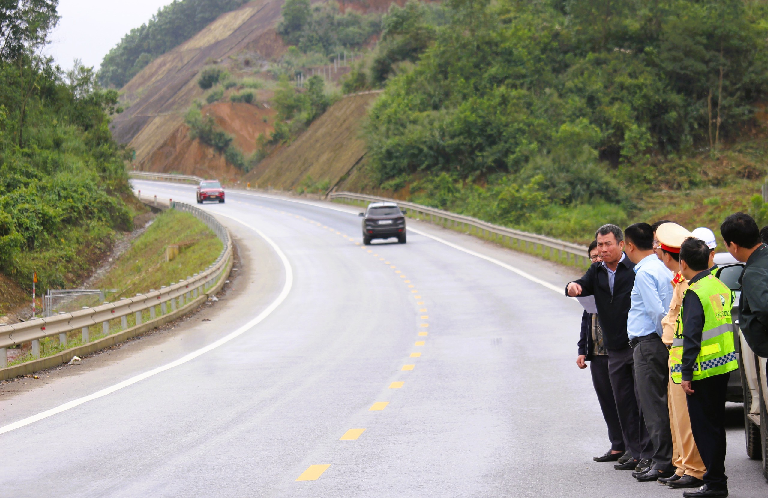 Đề xuất bổ sung nhiều biển báo, lắp camera phạt nguội trên cao tốc Cam Lộ - La Sơn- Ảnh 5.