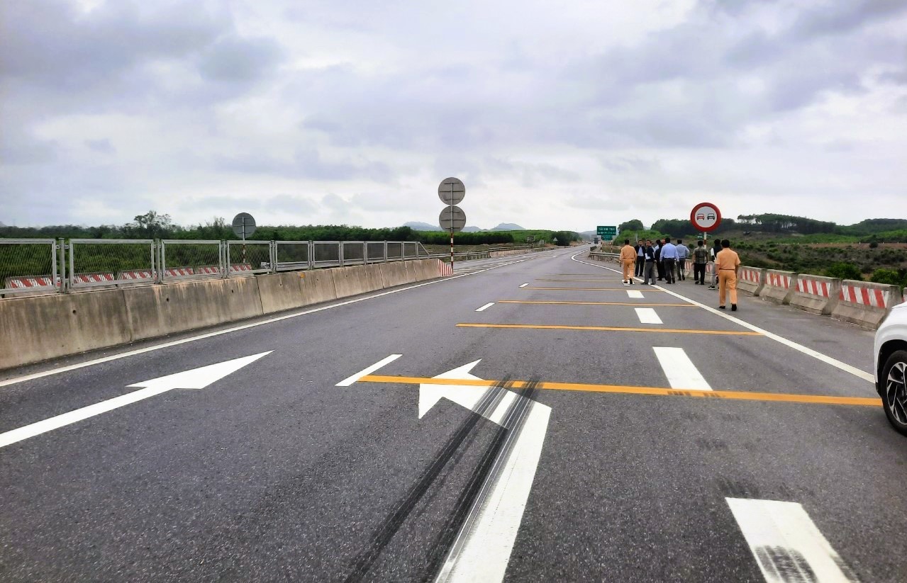 Đề xuất bổ sung nhiều biển báo, lắp camera phạt nguội trên cao tốc Cam Lộ - La Sơn- Ảnh 6.