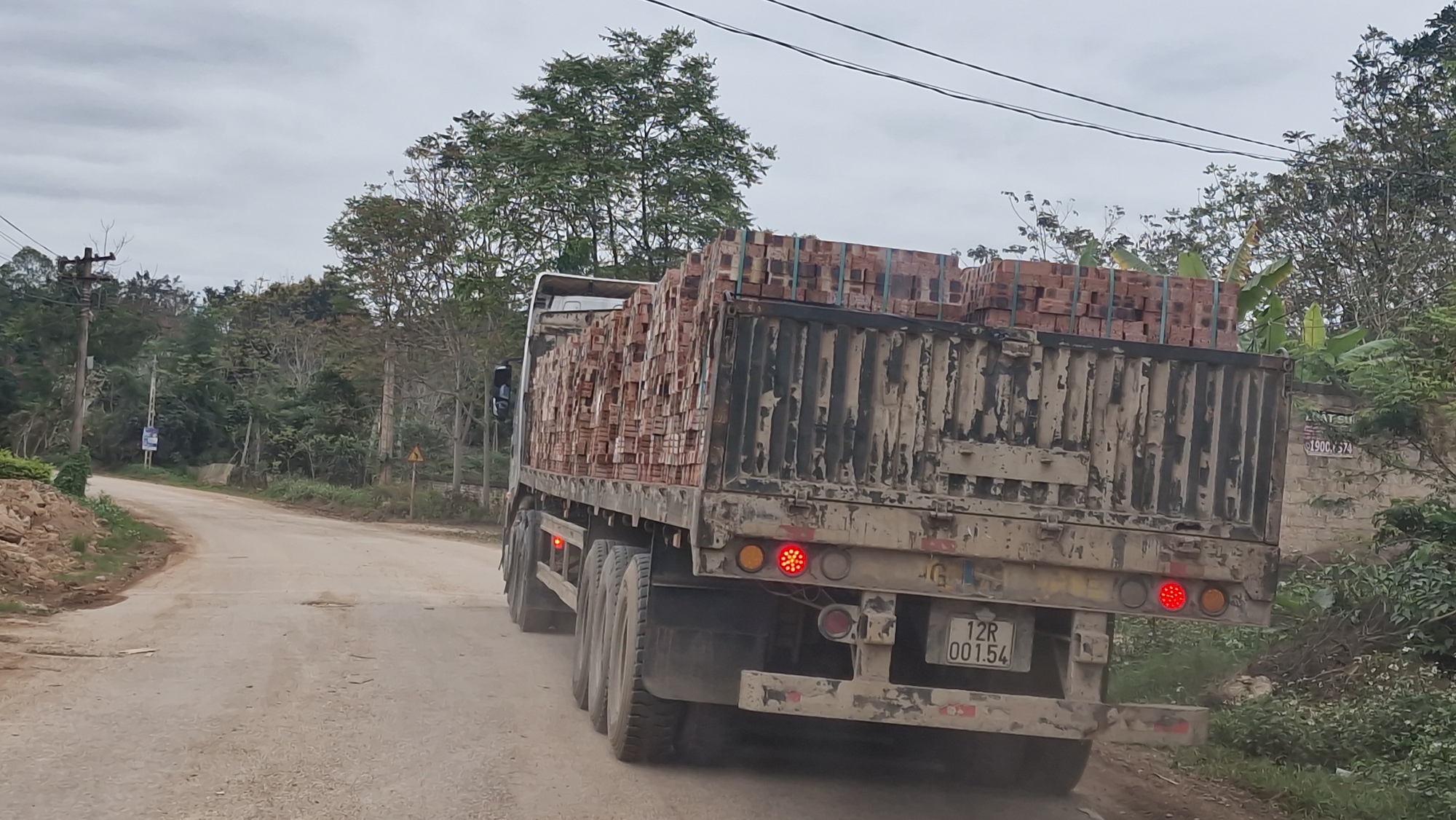 Xe quá tải ngang nhiên đi trên đường tỉnh, đường huyện ở Lạng Sơn- Ảnh 2.