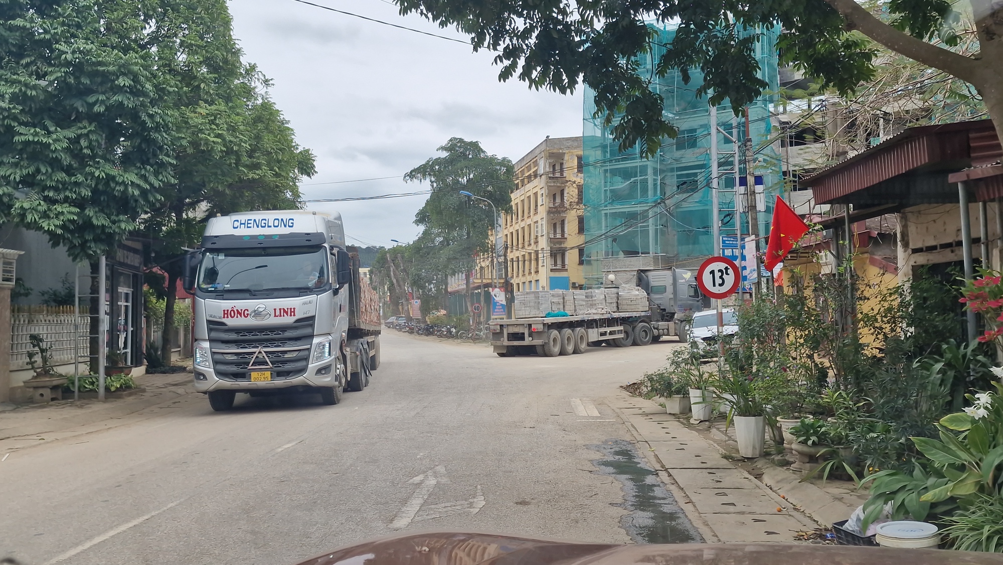 Xe quá tải ngang nhiên đi trên đường tỉnh, đường huyện ở Lạng Sơn- Ảnh 1.