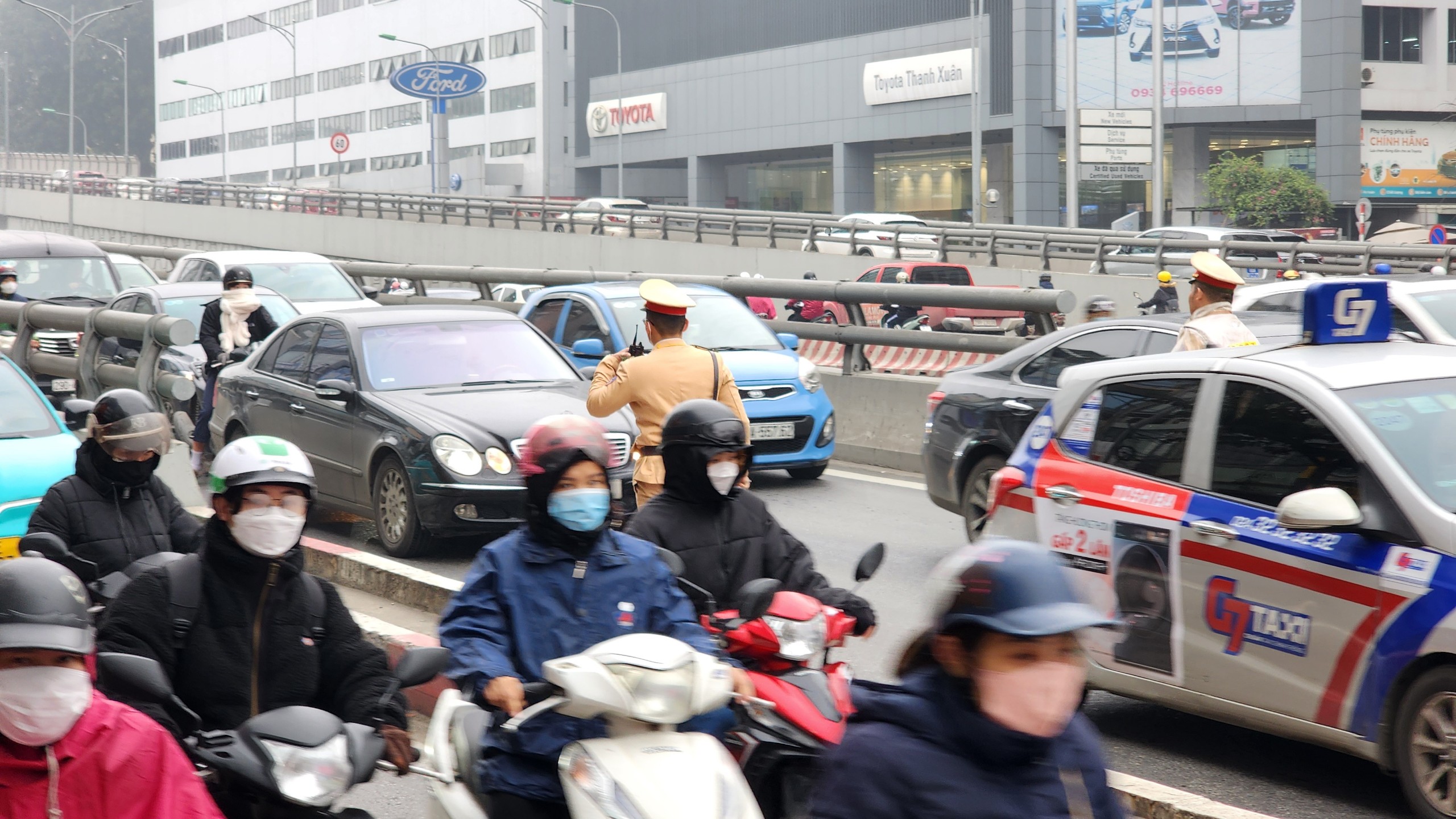 Hàng loạt xe máy bị xử phạt vì đi vào đường Vành đai 2 trên cao- Ảnh 2.