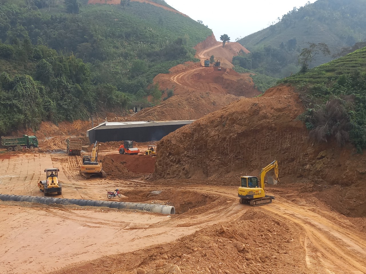 Rải những mét cấp phối đá dăm đầu tiên trên cao tốc Tuyên Quang - Hà Giang- Ảnh 3.