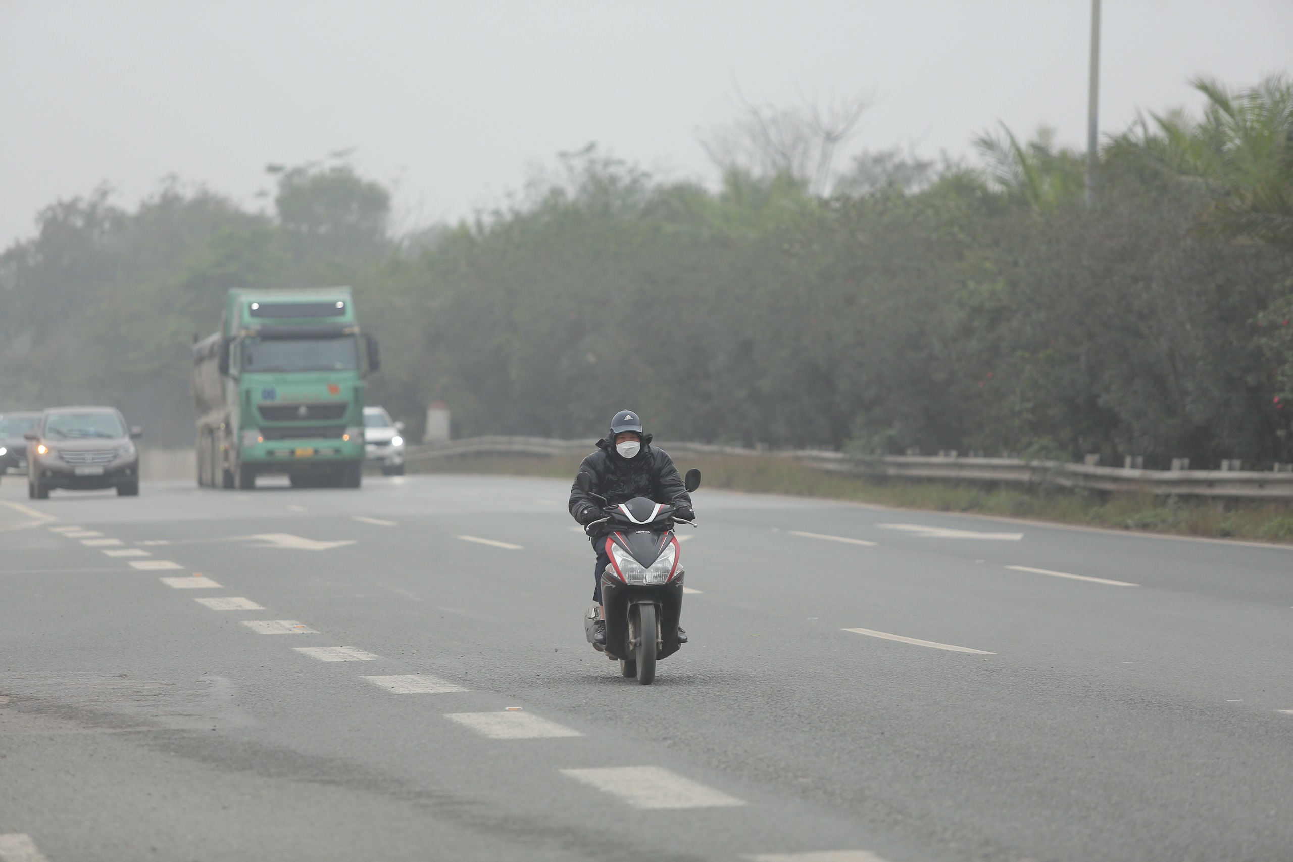 Đi xe máy vào cao tốc Đại lộ Thăng Long, người phụ nữ khóc lóc xin CSGT bỏ qua- Ảnh 10.