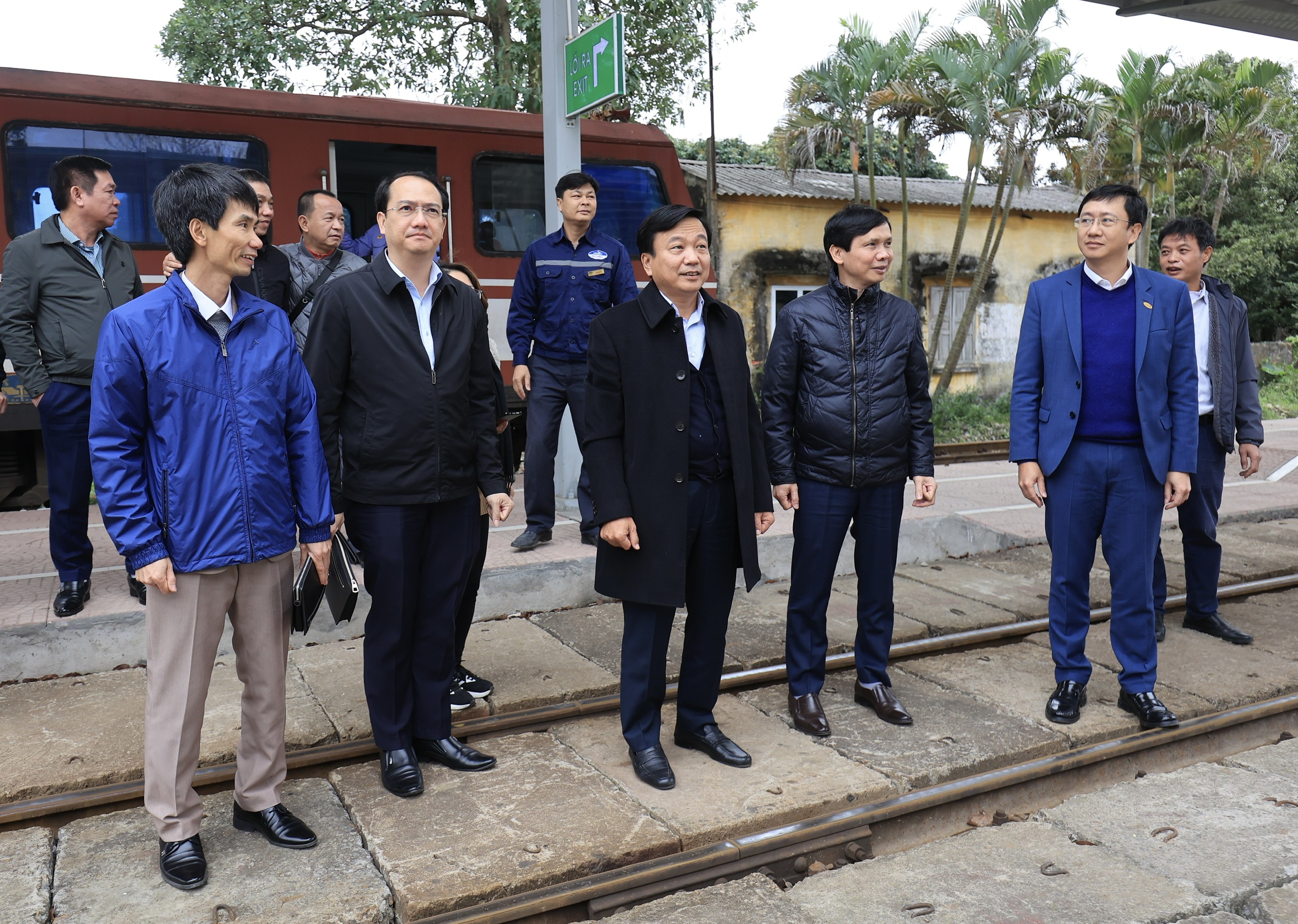 Thứ trưởng Nguyễn Danh Huy thị sát tuyến đường sắt Hà Nội - Hải Phòng- Ảnh 9.