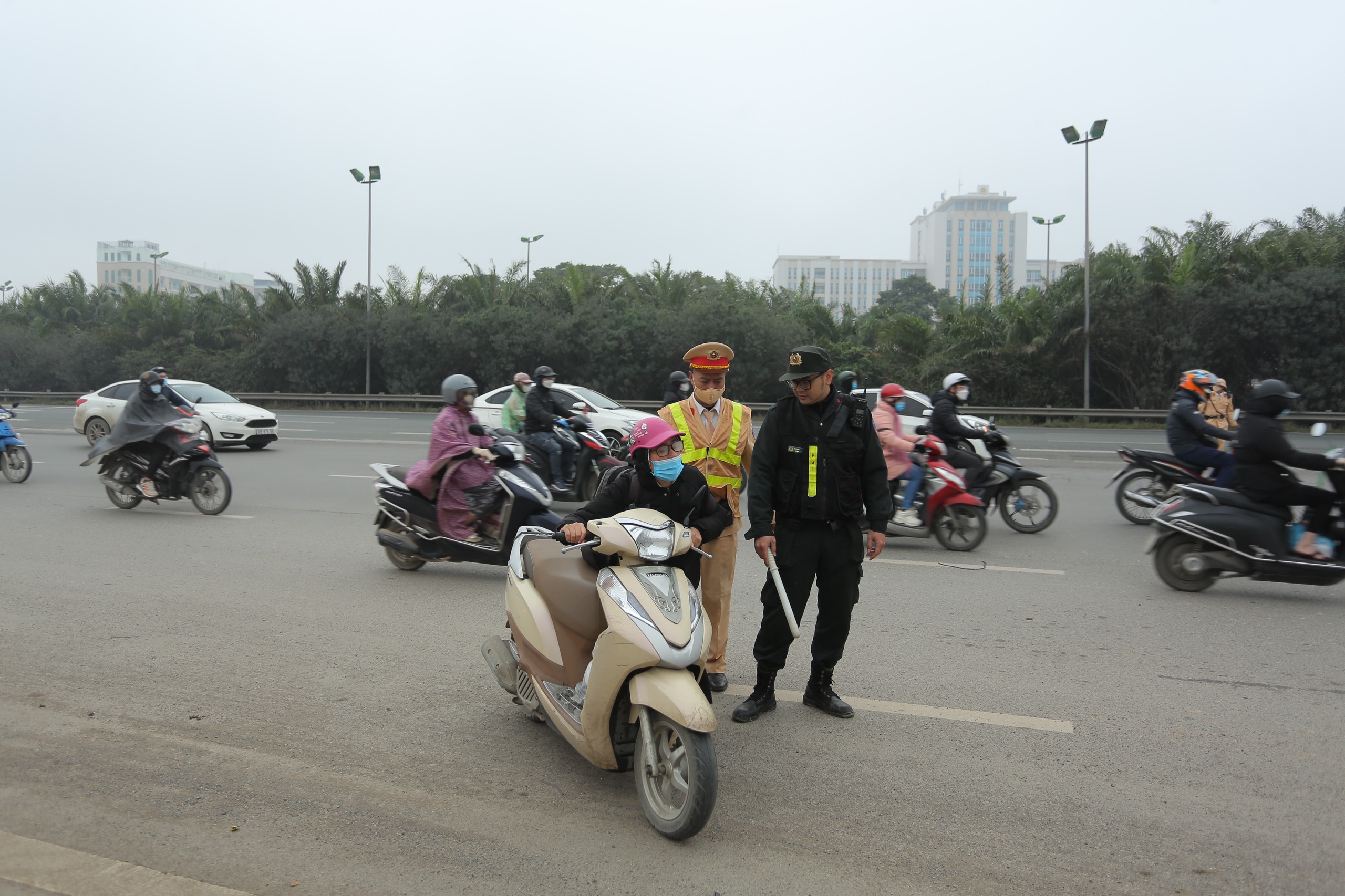 Đi xe máy vào cao tốc Đại lộ Thăng Long, người phụ nữ khóc lóc xin CSGT bỏ qua- Ảnh 2.