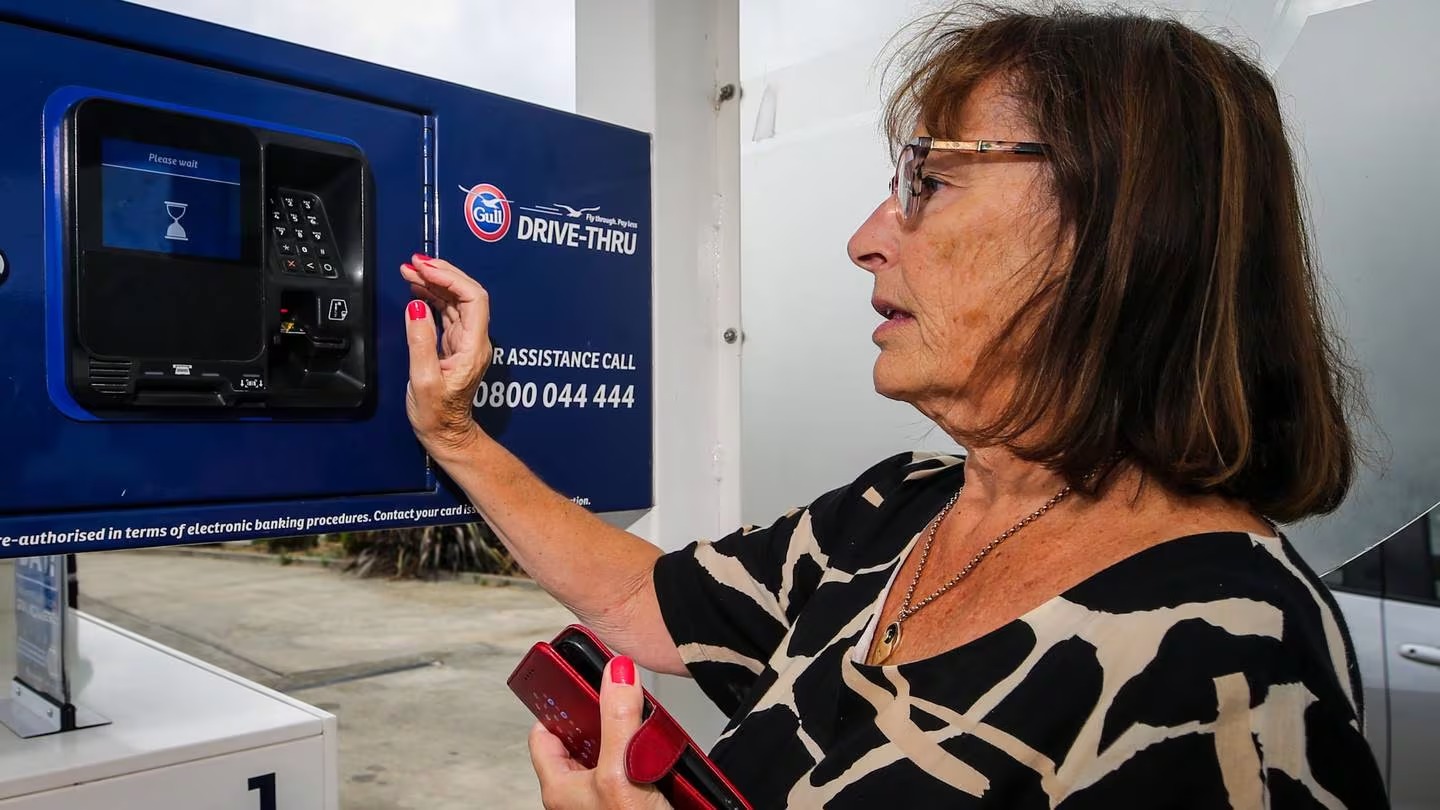 Người dân New Zealand đã không thể nạp nhiên liệu tại hàng loạt trạm xăng trên cả nước vì lỗi thanh toán liên quan đến ngày 29/2.