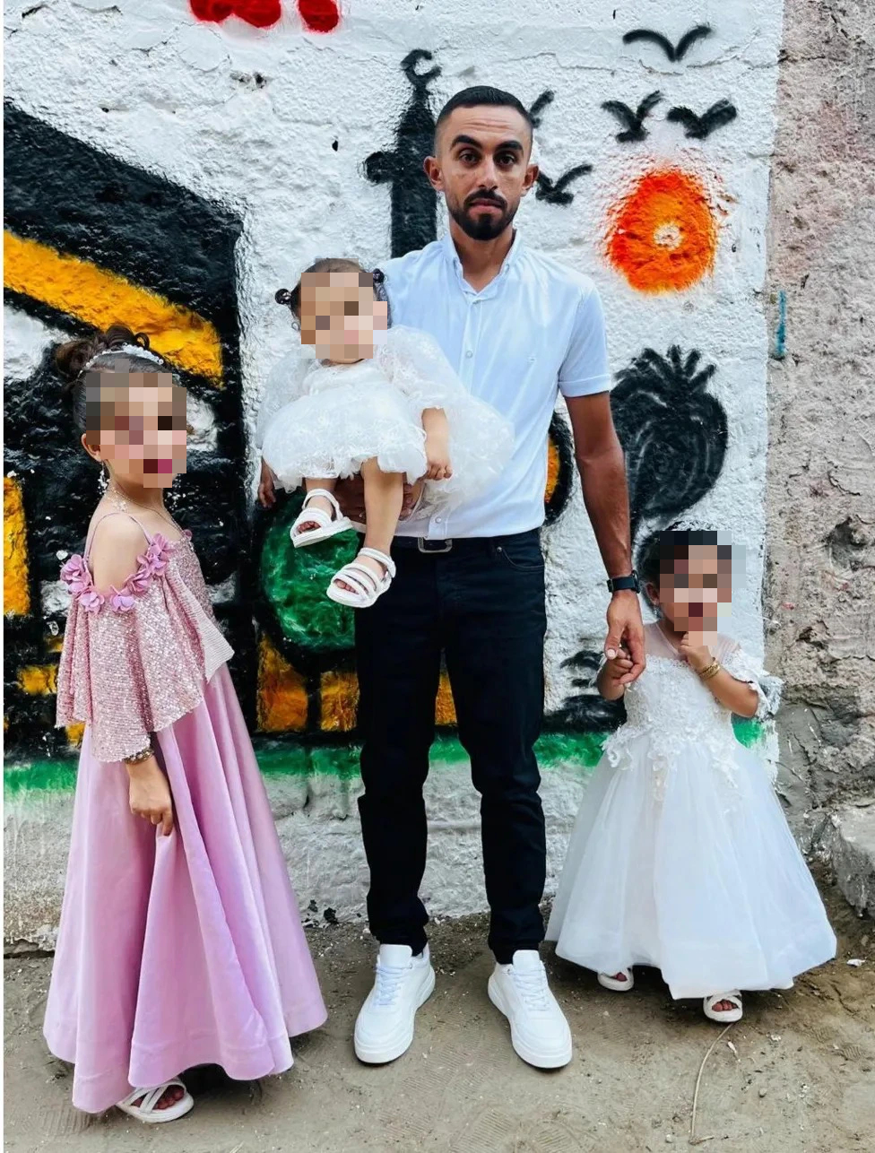 Anh Ahmad đã mất mẹ, vợ cùng ba cô con gái. (Ảnh từ BBC)