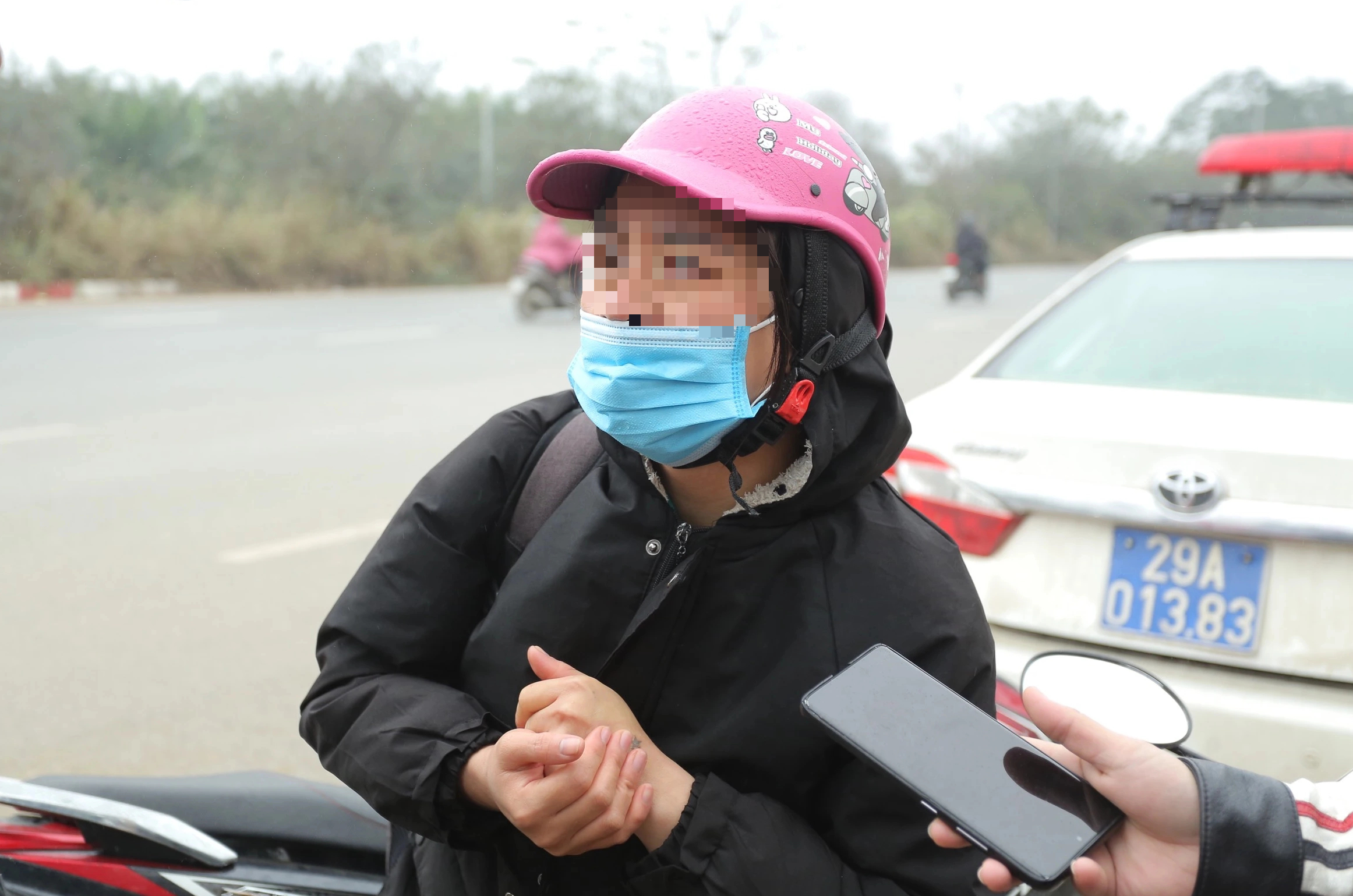 Đi xe máy vào cao tốc Đại lộ Thăng Long, người phụ nữ khóc lóc xin CSGT bỏ qua- Ảnh 6.