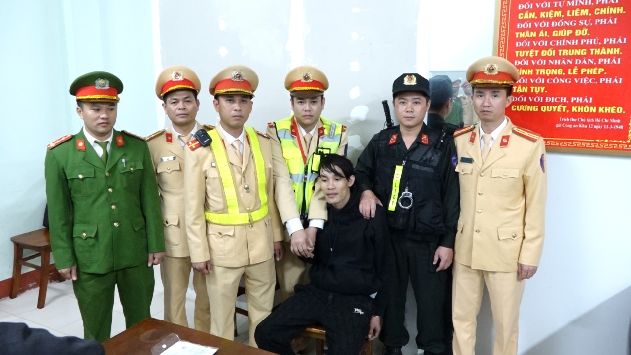 CSGT Quảng Bình phát hiện đối tượng đi xe máy chở gần 2.000 viên ma túy- Ảnh 1.