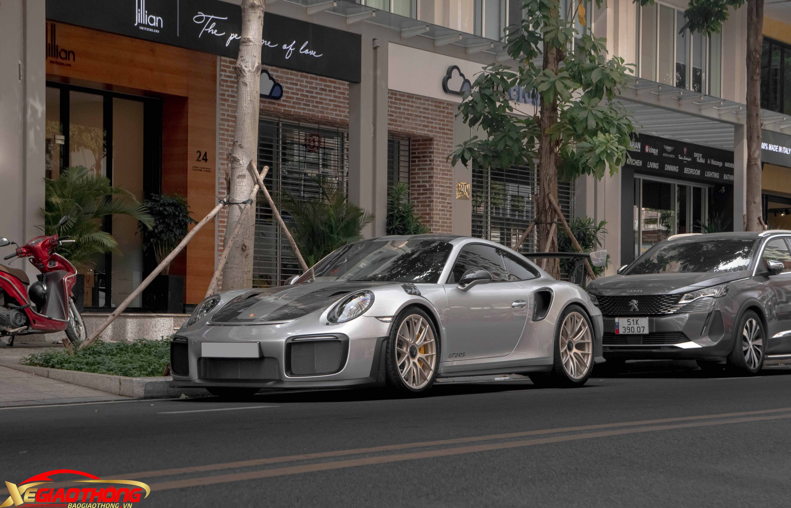 Cận cảnh Porsche 911 mạnh nhất lịch sử trên đường phố Việt- Ảnh 2.